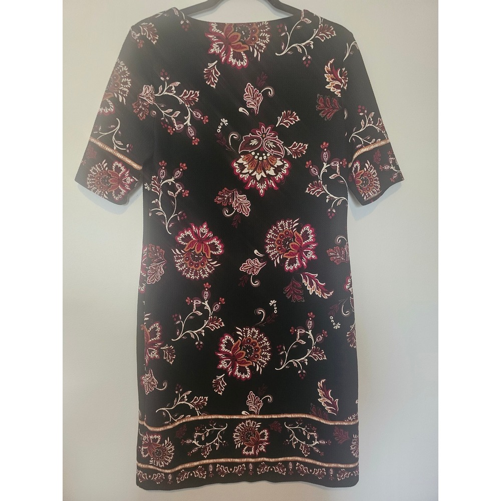 Boho R&K Floral Shift Dress Womens 8 Black Burgundy Short Sleeve Textured Knee - Picture 2 of 7